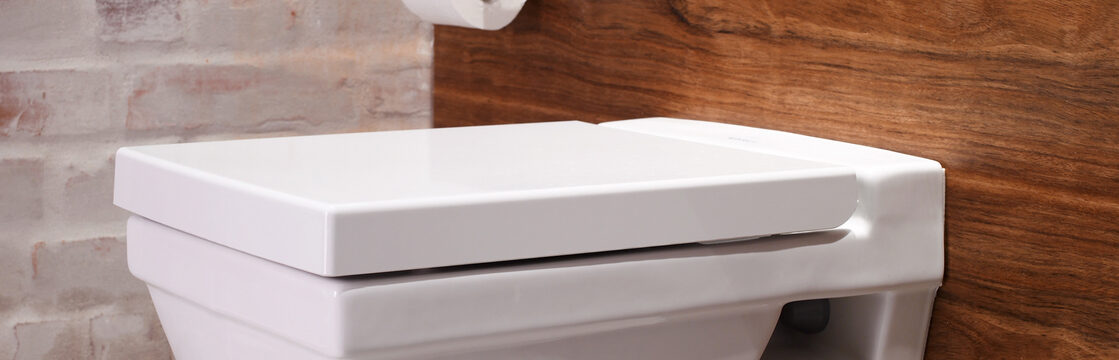 Weiße Toilette geschlossen in einem Badezimmer