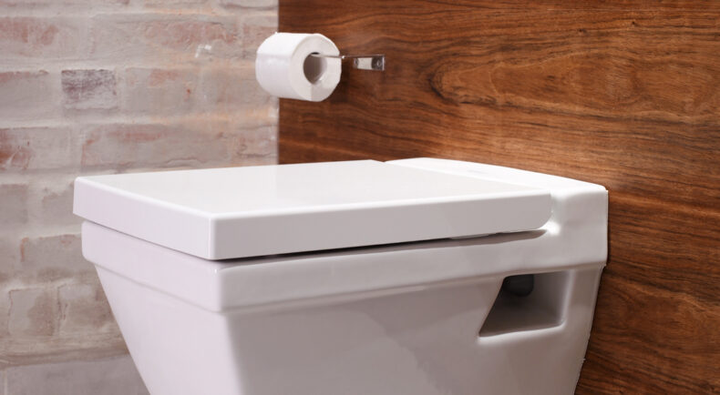 Imagebild: Toilette Weiße Toilette geschlossen in einem Badezimmer