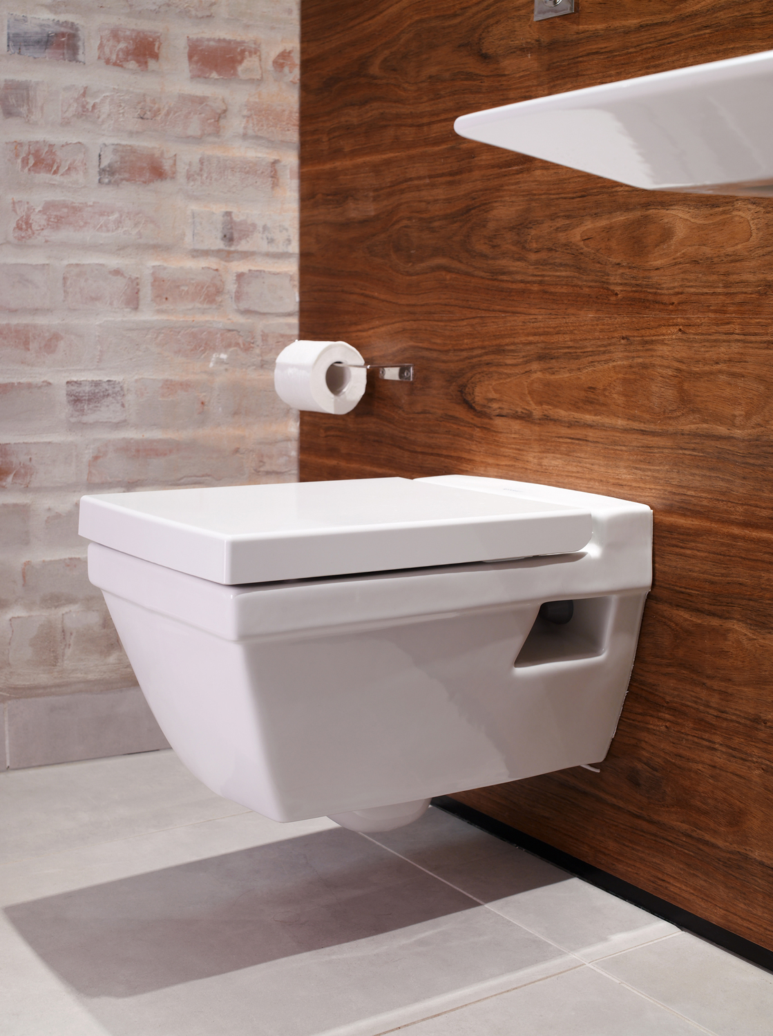 Weiße Toilette geschlossen in einem Badezimmer